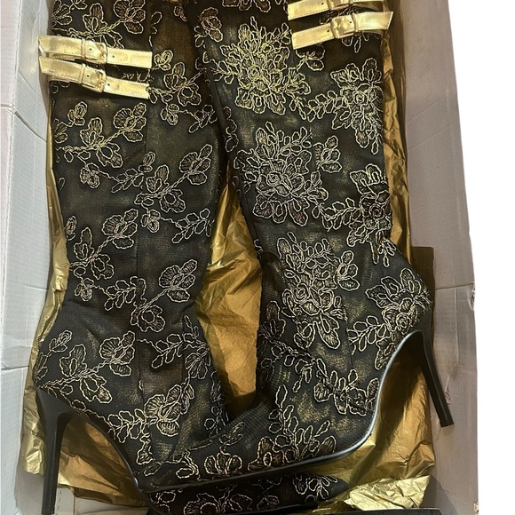 Colin Stuart boots us - Picture 5 of 12